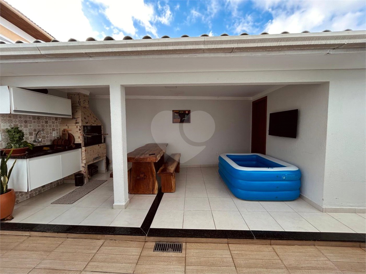 Duplex à venda com 1 quarto, sendo 3 suítes, em Taperapuan, Porto Seguro, BA