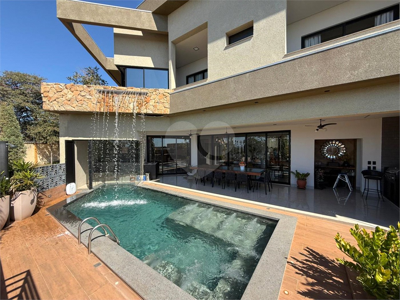 Casa à venda com 5 quartos, sendo 4 suítes,  em Village do Lago, Três Lagoas, MS