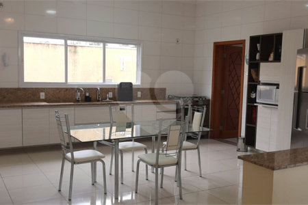 Casa à venda com 3 suítes no condomínio Parque Residencial Shambala 3, Atibaia - SP