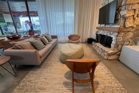 Casa à venda com 6 suítes no condomínio Vila Pinhal, Itirapina - SP