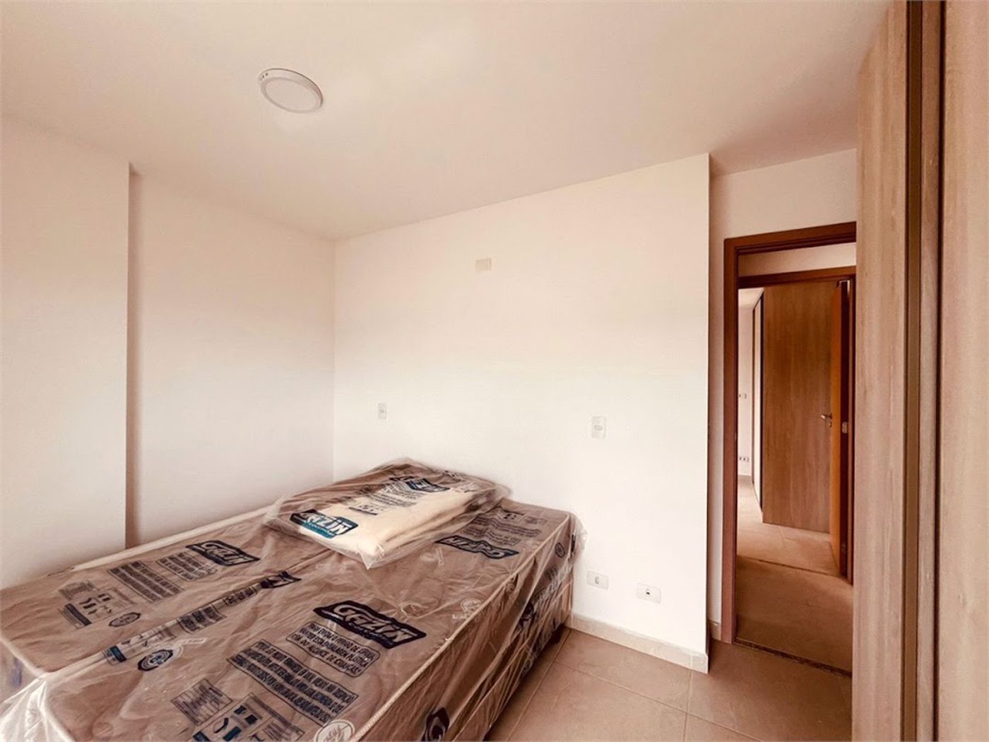 Apartamento com Varanda Gourmet em Condomínio Clube na Enseada – 2 Dormitórios