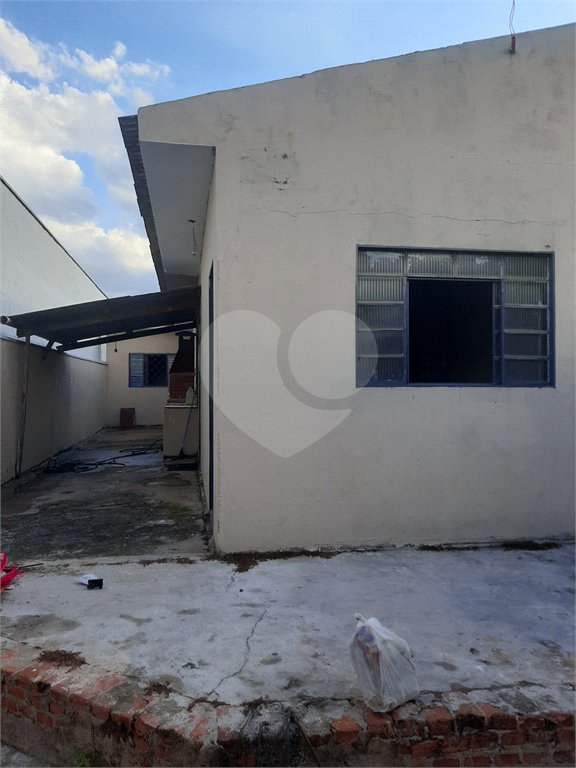 Casa térrea com 2 dormitórios.