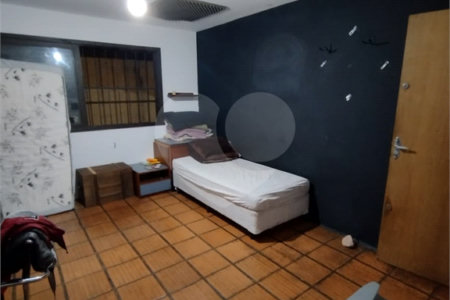 Casa à venda na Vila Mariana de 300 metros quadrados, com 3 dormitórios, 1 suíte e 2 vagas.