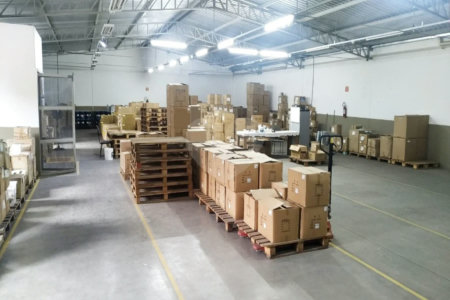 Galpão com 1155m² , 6 banheiros , sendo 2 vestiários , atualmente com 13 vagas , podendo chegar a 17 , à venda na Vila Principe de Gales em Santo André.