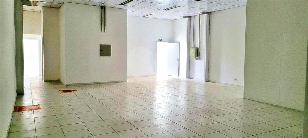 Visibilidade e espaço num dos locais mais pujantes de Santo Amaro; com renda!