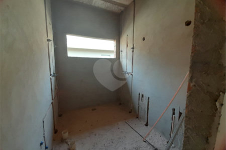 Casa em Construção com Área Gourmet e Piscina no Condomínio Damha II