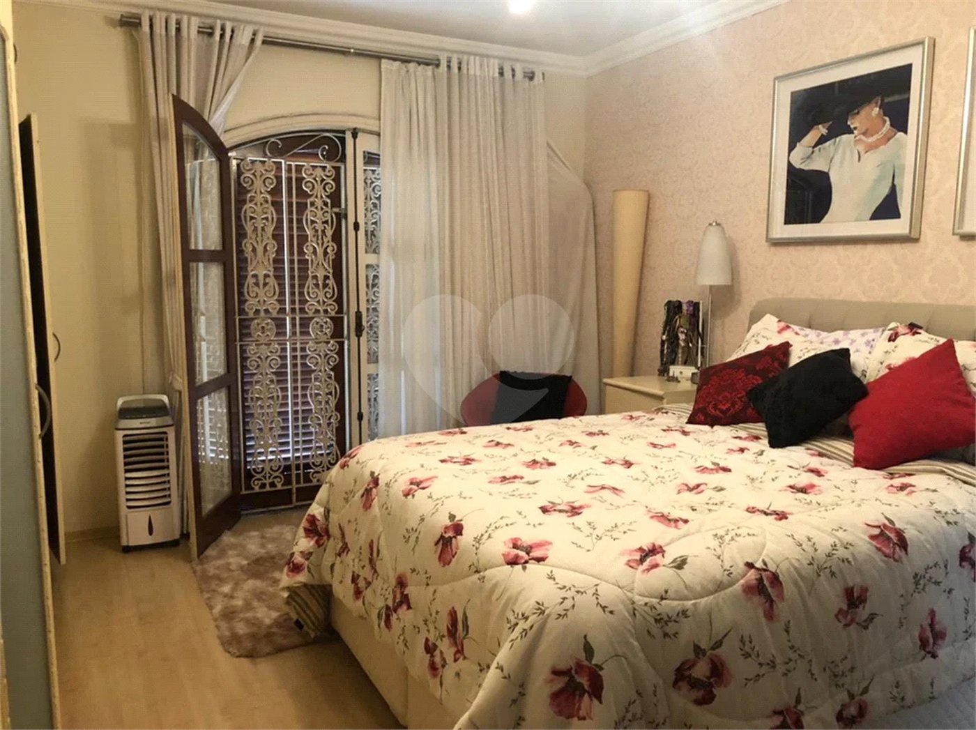 Sobrado com 363m² à venda no Alto da Moóca - 3 suítes e 6 vagas.