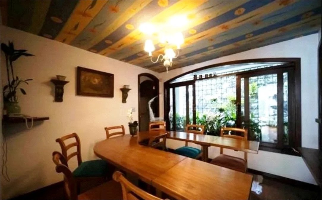 Casa à venda com 5 quartos, sendo 2 suítes, em Jardim Everest, São Paulo, SP
