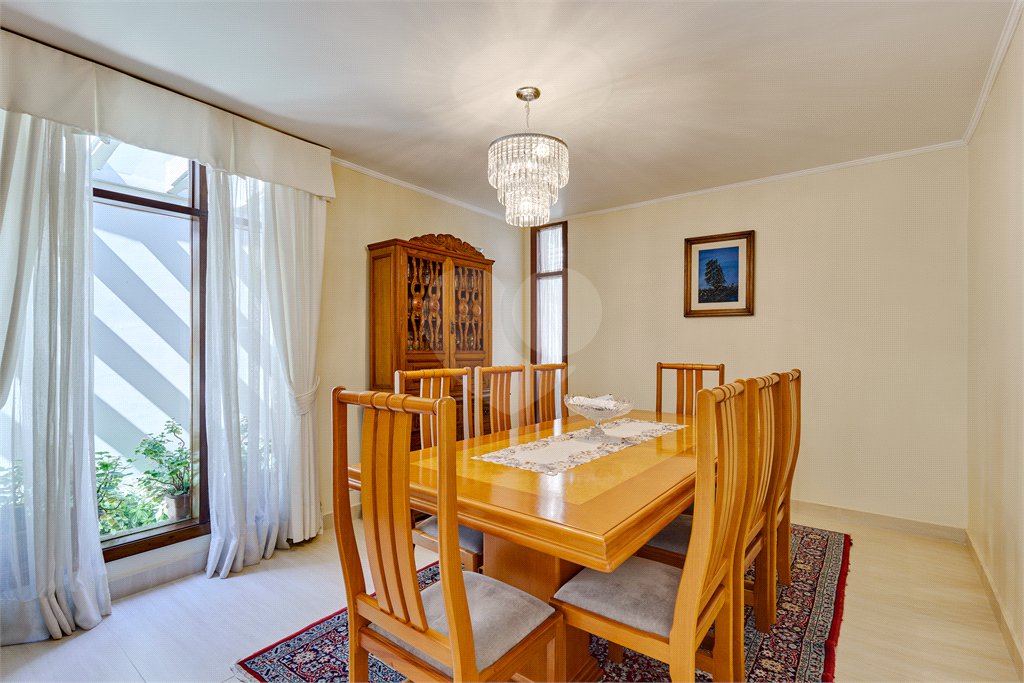 Casa à venda com 3 quartos, sendo 2 suítes, no condomínio Granja do Morumbi, São Paulo - SP
