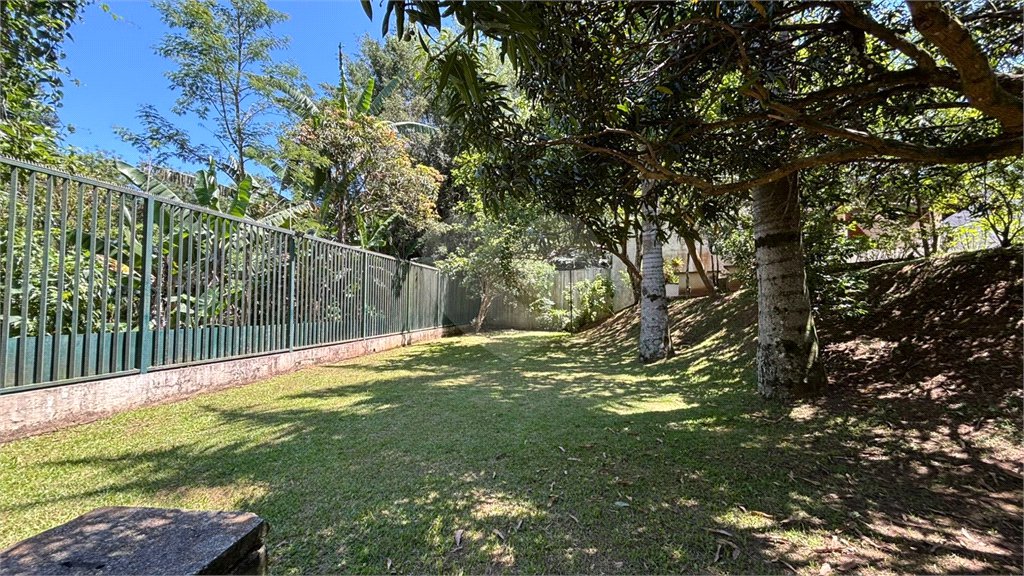Sobrado à venda com 3 quartos, sendo 1 suíte, no condomínio Villagio da Granja, Cotia - SP