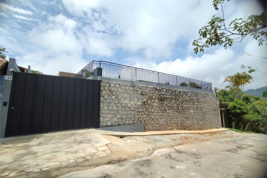Casa à venda com 4 quartos, sendo 2 suítes, no condomínio Alpes da Cantareira, Mairiporã - SP