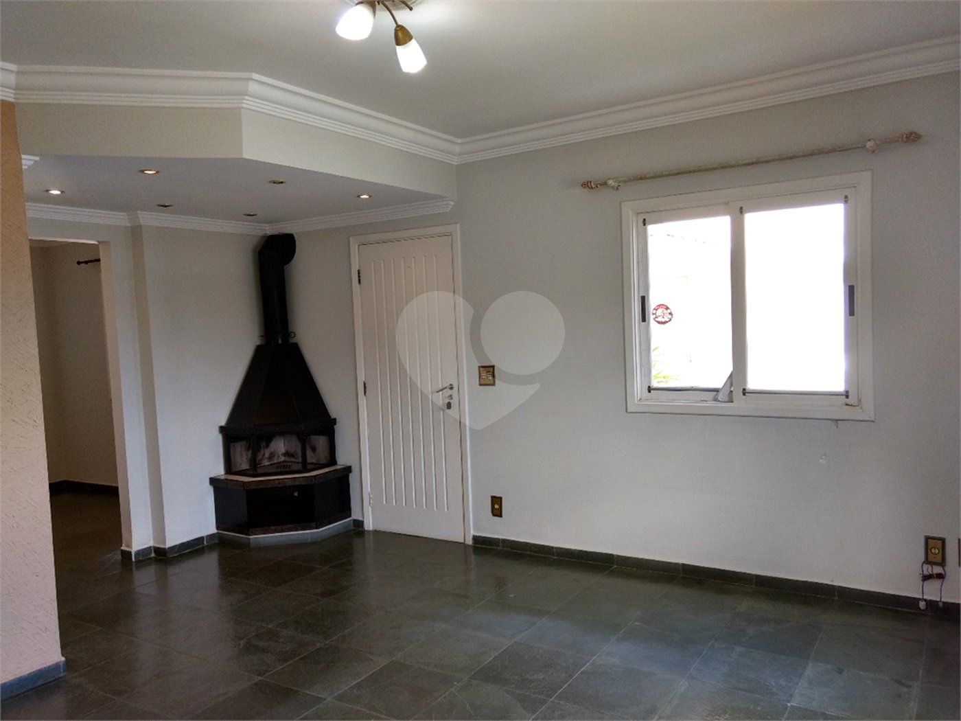 Casa à venda com 3 quartos, sendo 1 suíte, no condomínio Villaggio Dei Fiori, Louveira - SP