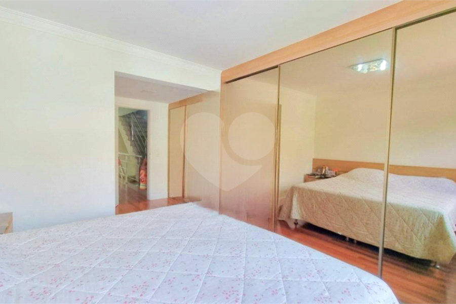 Casa à venda com 3 quartos, sendo 2 suítes, no condomínio Floradas da Serra, São Paulo - SP