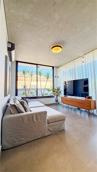 Indaiatuba - HOME DESIGN - Casa Térrea - Condomínio Paradiso - 420 m² de terreno - 307,19 m² de área construída - 3 suítes completas, sendo 1 master com closet planejado e banheira de imersão - Sala de TV reversível para 4ª suíte - Sala de estar ampla e varanda gourmet integrada - Cozinha com móve