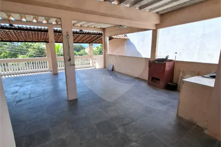 Ó TIMO CASA COM 3 QUARTOS E TERRAÇO EM CONTOMINIO FECHADO