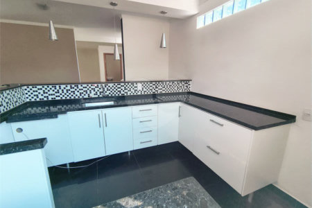Casa com Suíte Master, Closet, Piscina e Espaço Gourmet Próxima ao Parque Ecológico- 03 quartos -com quintal