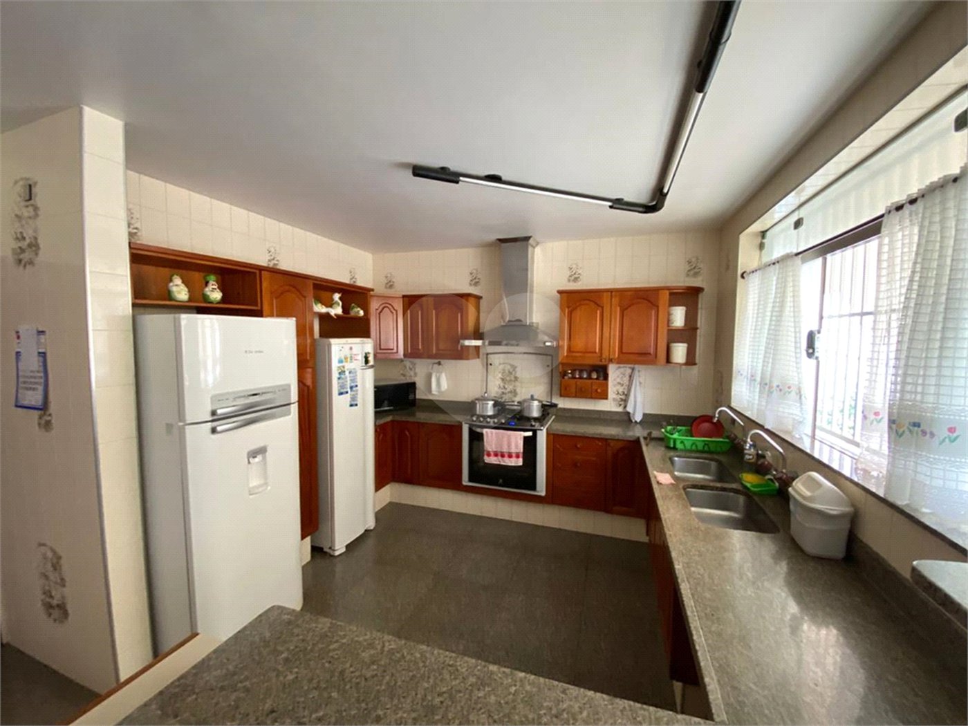 Casa Térrea com 3 suítes, sendo 1 suíte master.
