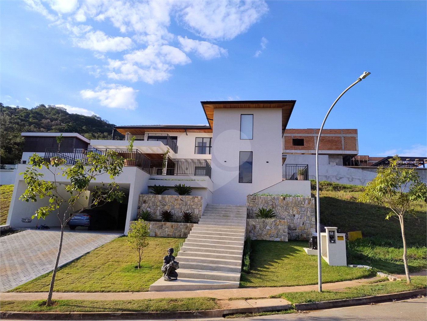 Casa à venda ou para alugar com 4 suítes no condomínio Itaporã, Atibaia - SP