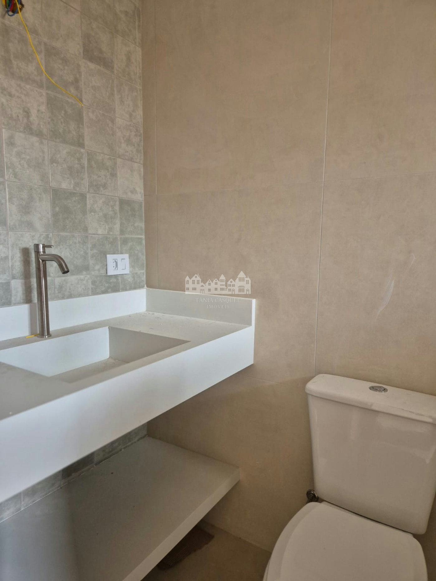 Casa à venda com 3 suítes em Vila Petrópolis, Atibaia, SP