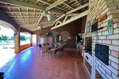 Casa à venda com 5 quartos, sendo 3 suítes, no condomínio Santa Teresa 1, Vinhedo - SP