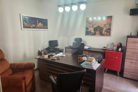 Sobrado à venda com 4 quartos, sendo 1 suíte, em Água Branca, São Paulo, SP