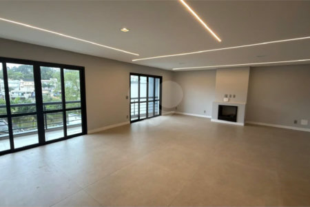Sobrado de alto padrão no Swiss Park, totalmente reformado, com 4 suítes, piscina, elevador, espaço gourmet, 4 vagas e condomínio com lazer completo.