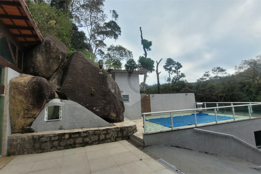Casa à venda com 4 quartos, sendo 1 suíte, no condomínio Parque Suiça, Caieiras - SP