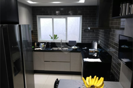Sobrado à venda com 3 quartos, sendo 1 suíte,  em Vila Oliveira, Mogi das Cruzes, SP