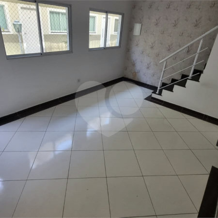 Casa à venda com 3 quartos, sendo 1 suíte, no condomínio Rafaela I, São Paulo - SP