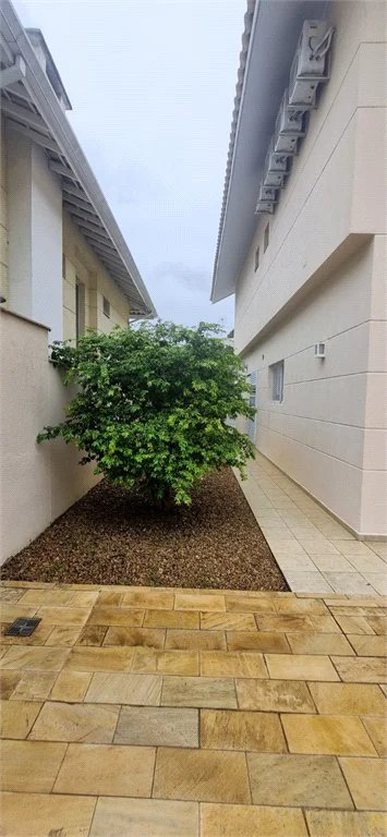 Casa à venda com 4 quartos, sendo 2 suítes,  no condomínio Casas de Windsor, São Paulo - SP
