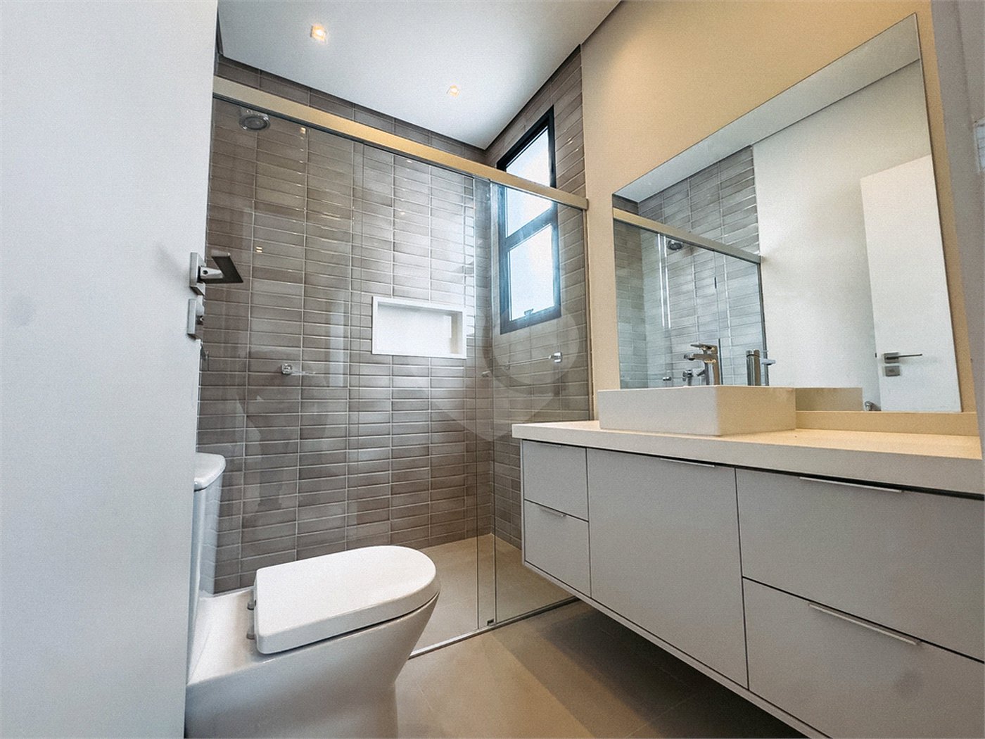 Casa à venda com 4 suítes no condomínio Villa dos Pinheiros, Indaiatuba - SP