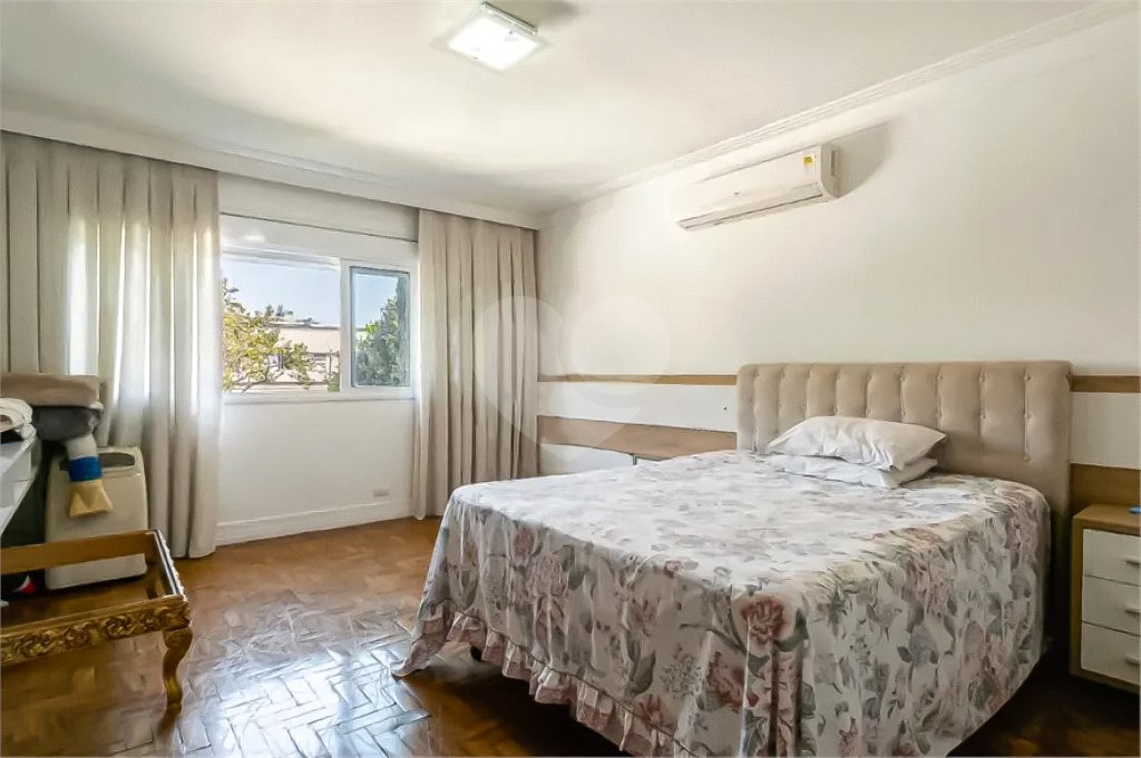 Sobrado à venda ou para alugar com 5 quartos, sendo 4 suítes, em Alto de Pinheiros, São Paulo, SP
