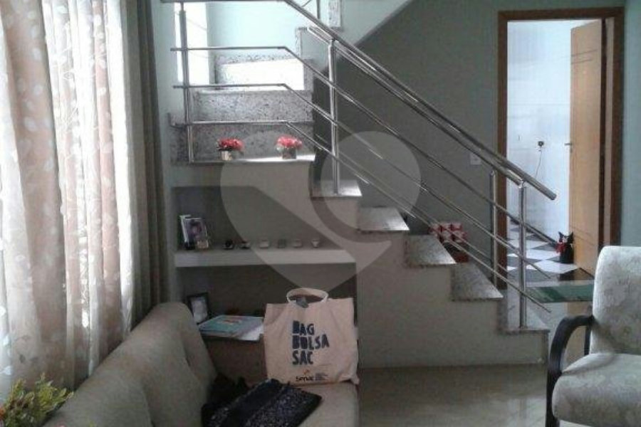 Casa à venda com 4 quartos, sendo 3 suítes, no condomínio Travessa Camarajibe,12, São Paulo - SP
