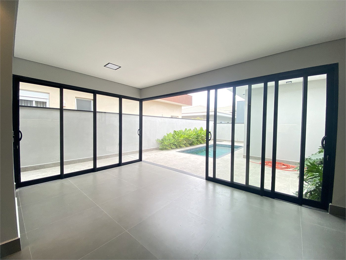 Casa à venda com 3 suítes no condomínio Portal dos Bandeirantes, Salto - SP