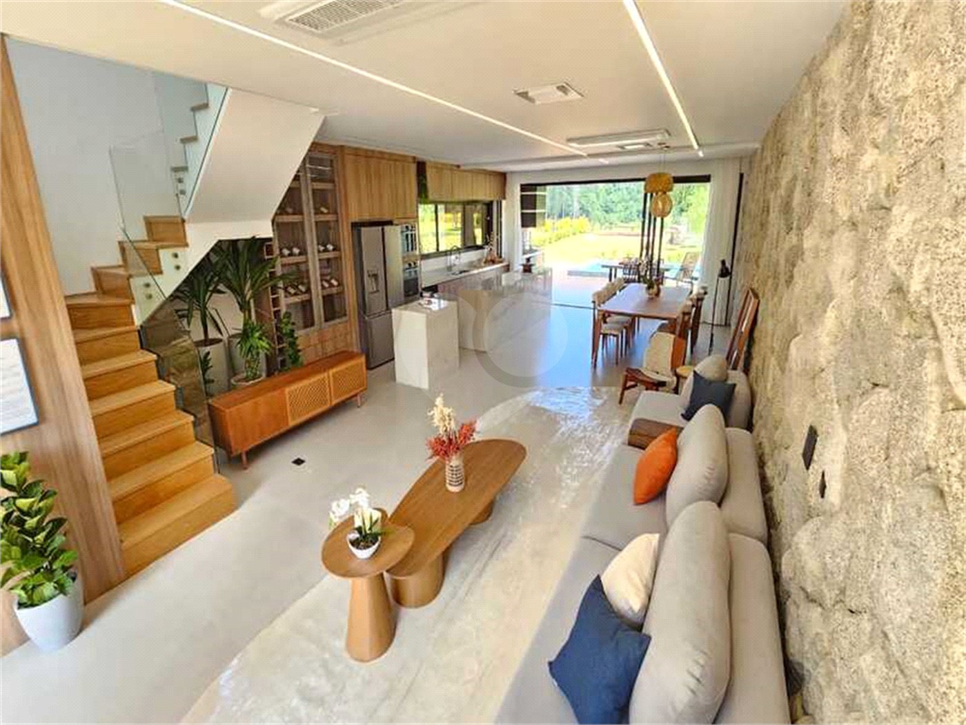 Casa à venda com 3 suítes no condomínio Lagú, São Roque - SP
