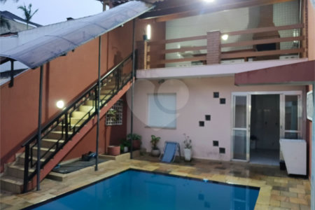 Sobrado à venda com 4 quartos, sendo 1 suíte, em Interlagos, São Paulo, SP
