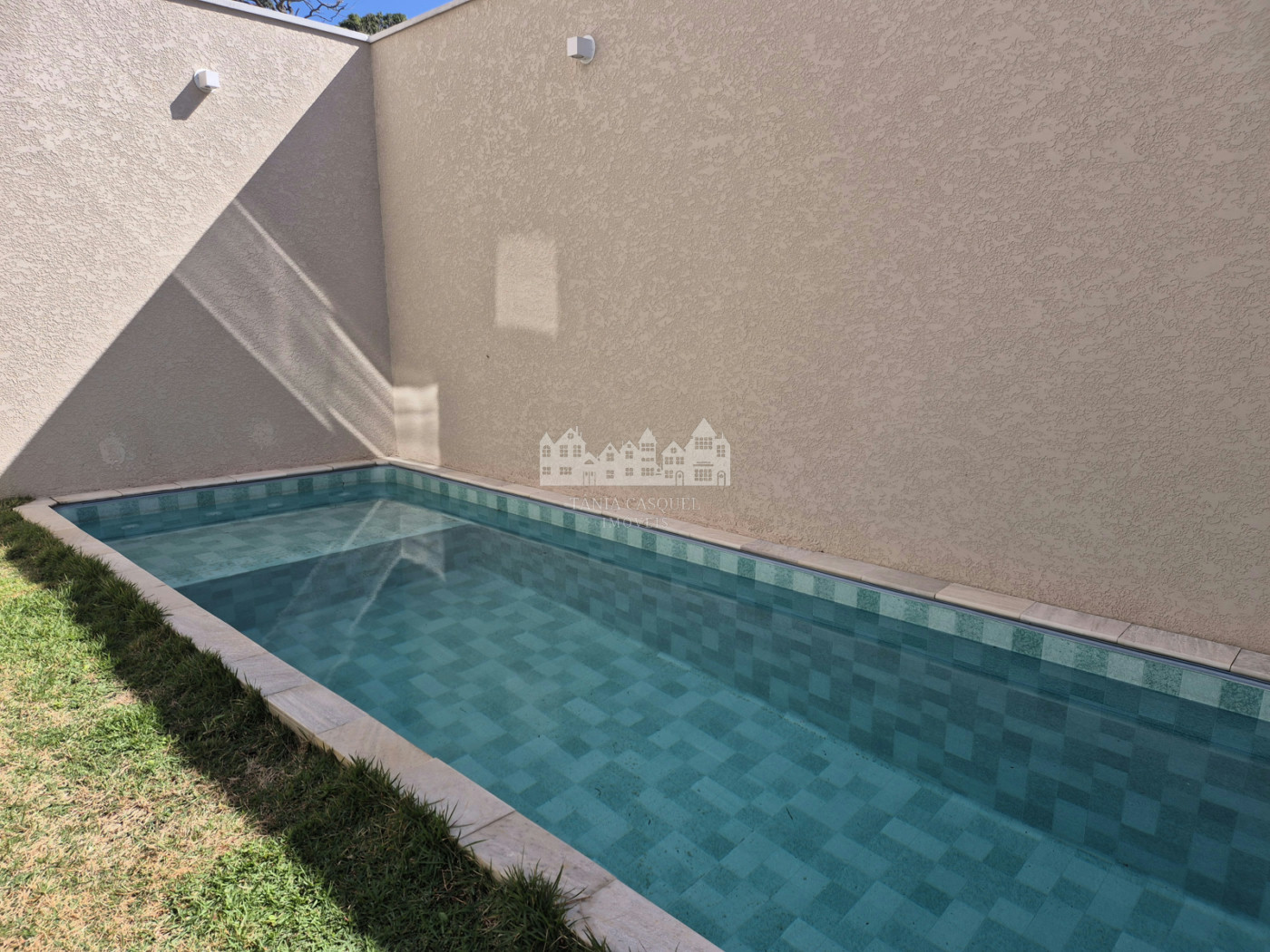 Casa à venda com 4 quartos, sendo 3 suítes, em Vila Petrópolis, Atibaia, SP