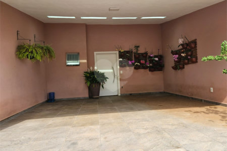 Casa à venda com 4 quartos, sendo 1 suíte,  no condomínio Jardim Shangri-lá, Atibaia - SP