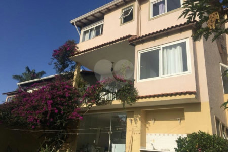 Casa à venda com 5 quartos, sendo 4 suítes, no condomínio Jardim Vitória Régia, São Paulo - SP