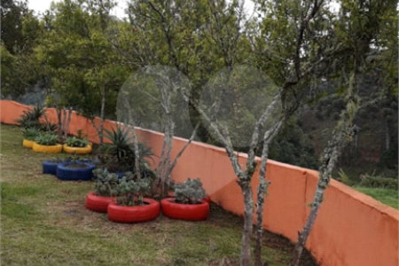 Chácara à venda com 8 quartos, sendo 3 suítes, no Centro, Toledo, MG
