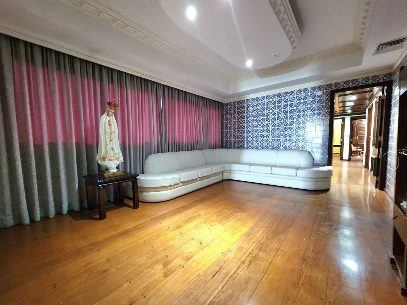 Apartamento Alto Padrão Frente Mar com 4 Dormitórios, 3 Suítes e 3 Vagas na Orla de Santos