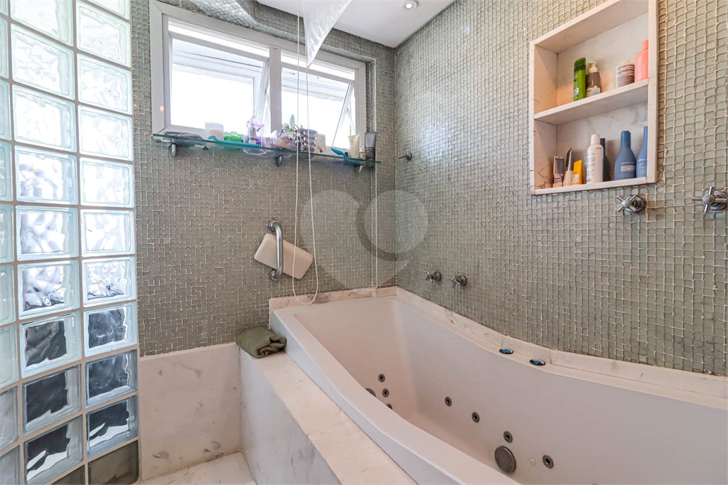 Cobertura à venda com 4 quartos, sendo 3 suítes,  em Vila Uberabinha, São Paulo, SP