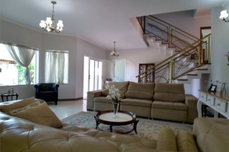 Casa à venda com 3 quartos, sendo 2 suítes,  no condomínio Vila Hípica I, Vinhedo - SP