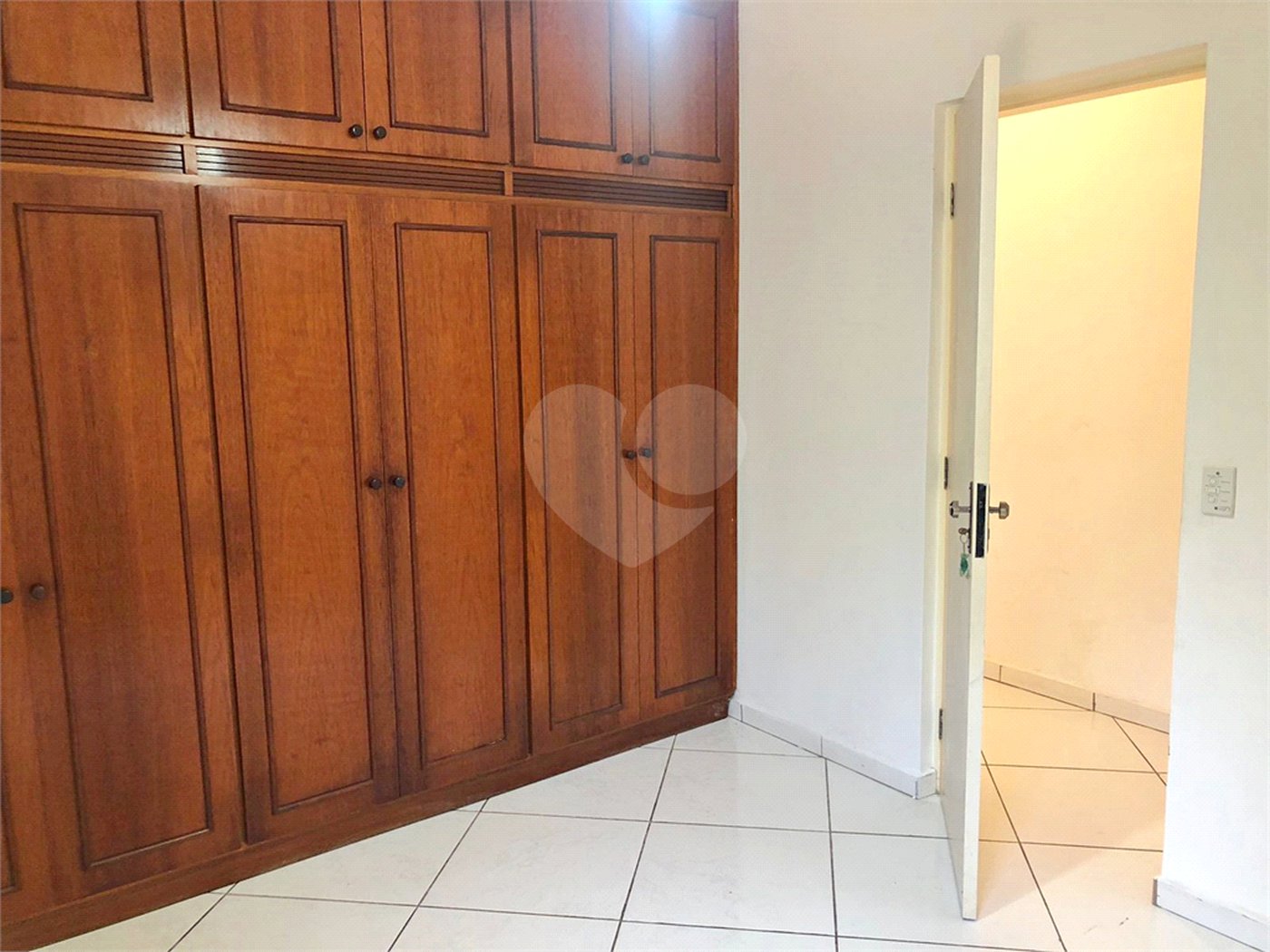 Casa à venda com 4 quartos, sendo 2 suítes, no condomínio Estância Marambaia, Vinhedo - SP