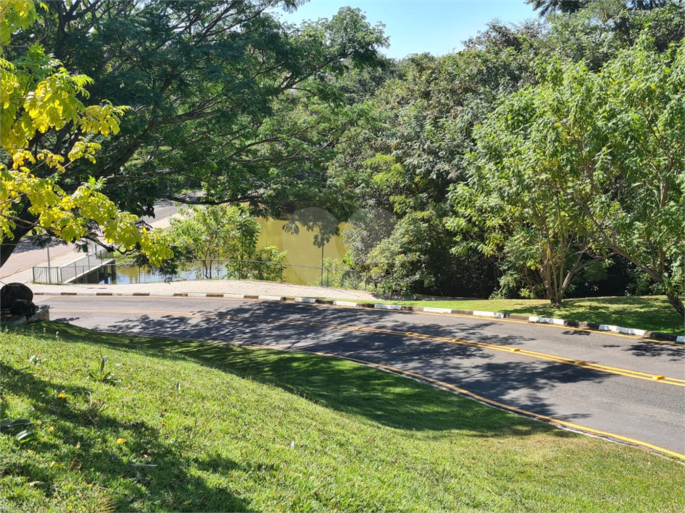 Casa à venda com 3 suítes no condomínio Terras de São Francisco, Vinhedo - SP