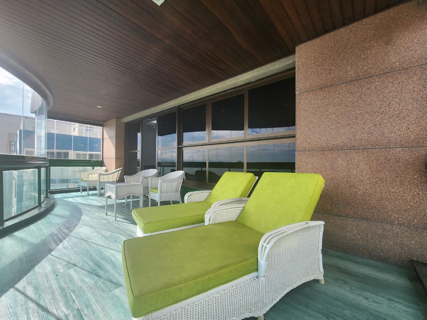 Apartamento Alto Padrão Frente Mar com 4 Dormitórios, 3 Suítes e 3 Vagas na Orla de Santos
