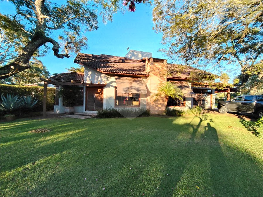 Casa à venda com 7 quartos, sendo 4 suítes, no condomínio Riviera de Santa Cristina XIII, Paranapanema - SP