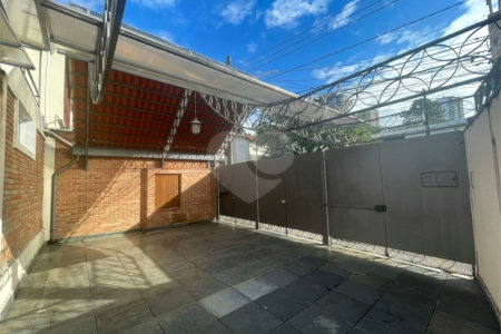 Sobrado à venda com 3 quartos, sendo 2 suítes, em Alto da Boa Vista, São Paulo, SP