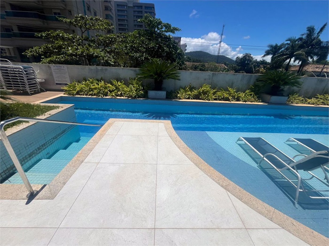 Apartamento com Varanda Gourmet em Condomínio Clube na Enseada – 2 Dormitórios
