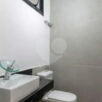 Sua oportunidade única na Vila Gumercindo! Casa espaçosa de 257m² com 4 dormitórios (sendo 2 suítes), 2 vagas de garagem e excelente localização, venda.